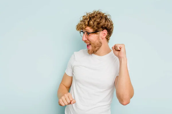 Young Caucasian Man Isolated Blue Background Dancing Having Fun — Stock Photo, Image