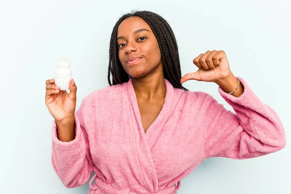 Giovane Donna Afroamericana Indossa Accappatoio Che Tiene Deodorante Isolato Sfondo — Foto Stock