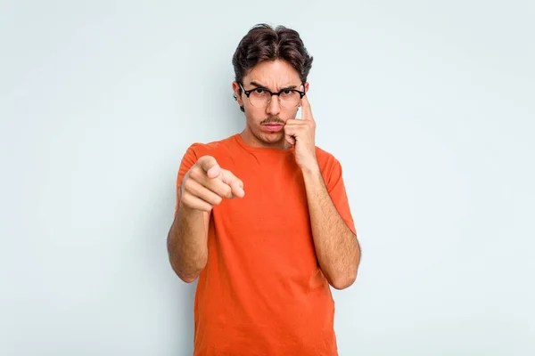 Young Hispanic Man Isolated Blue Background Pointing Temple Finger Thinking — стоковое фото