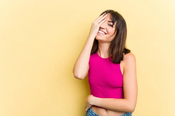 Mulher Caucasiana Jovem Isolado Fundo Amarelo Rindo Feliz Despreocupado Emoção — Fotografia de Stock