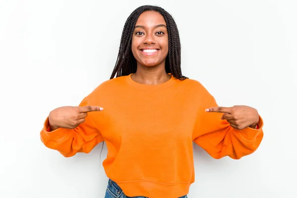 Giovane Donna Afroamericana Isolata Sfondo Bianco Punta Verso Basso Con — Foto Stock