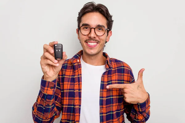 Joven Hombre Hispano Sosteniendo Las Llaves Del Coche Aislado Fondo — Foto de Stock