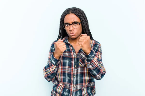 Junge Afroamerikanerin Mit Geflochtenen Haaren Auf Blauem Hintergrund Die Vor — Stockfoto