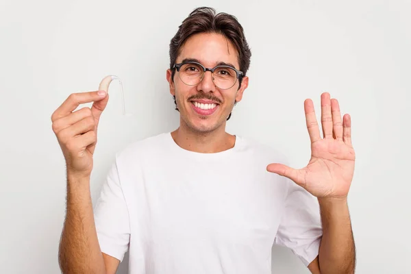 Jonge Spaanse Man Met Hoortoestel Geïsoleerd Witte Achtergrond Glimlachend Vrolijke — Stockfoto