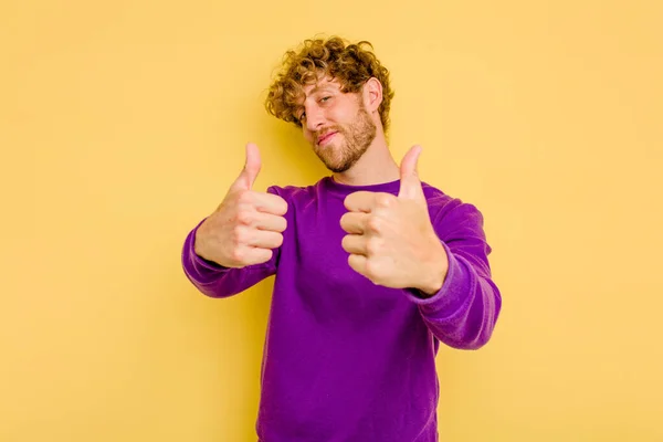 Young Caucasian Man Isolated Yellow Background Raising Both Thumbs Smiling — Stock Photo, Image