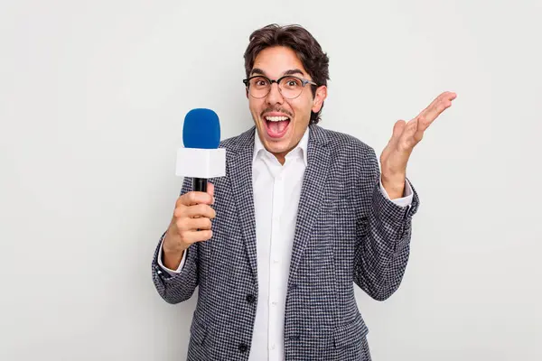Mladý Hispánský Televizní Moderátor Muž Izolovaný Bílém Pozadí Obdrží Příjemné — Stock fotografie