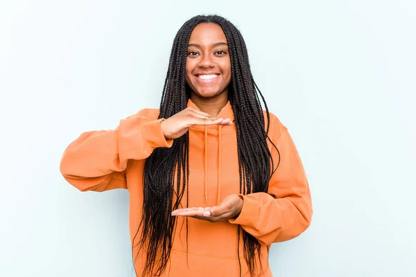 Ung Afroamerikansk Kvinna Med Flätor Hår Isolerad Blå Bakgrund Håller — Stockfoto