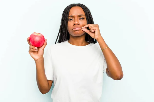 Ung Afroamerikansk Kvinna Håller Ett Äpple Isolerat Blå Bakgrund Med — Stockfoto