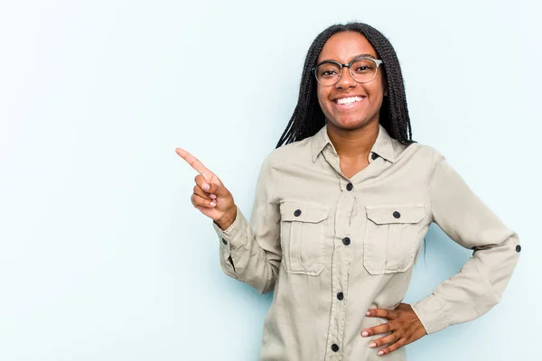 Jonge Afro Amerikaanse Vrouw Met Vlechten Haar Geïsoleerd Blauwe Achtergrond — Stockfoto