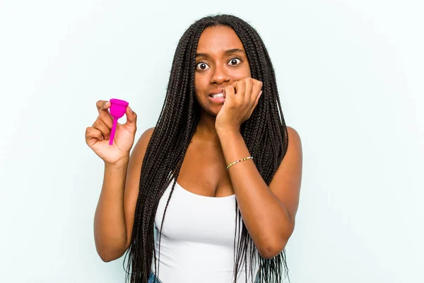 Ung Afroamerikansk Kvinna Som Håller Menstruation Kopp Isolerad Blå Bakgrund — Stockfoto