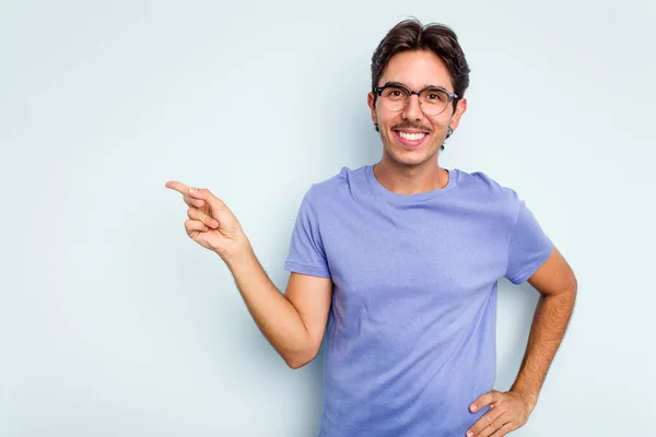 Young Hispanic Man Isolated Blue Background Smiling Cheerfully Pointing Forefinger — ストック写真