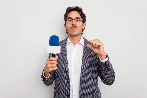 Mladý Hispánský Televizní Moderátor Muž Izolovaný Bílém Pozadí Cítí Hrdost — Stock fotografie