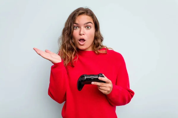 Young Caucasian Gamer Woman Holding Game Controller Isolated Blue Background — Stock Photo, Image