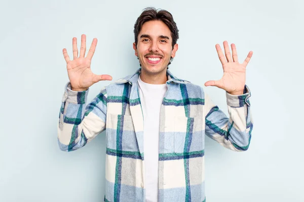 Jonge Spaanse Man Geïsoleerd Blauwe Achtergrond Toont Nummer Tien Met — Stockfoto