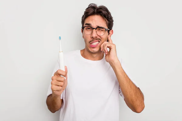Ung Latinamerikansk Man Håller Elektrisk Tandborste Isolerad Vit Bakgrund Täcker — Stockfoto