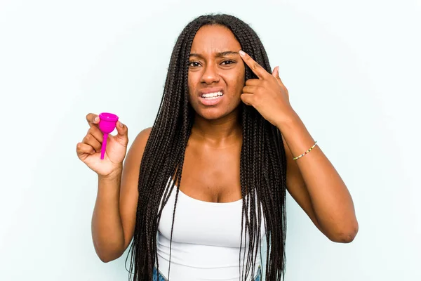 Ung Afroamerikansk Kvinna Som Håller Menstruation Kopp Isolerad Blå Bakgrund — Stockfoto