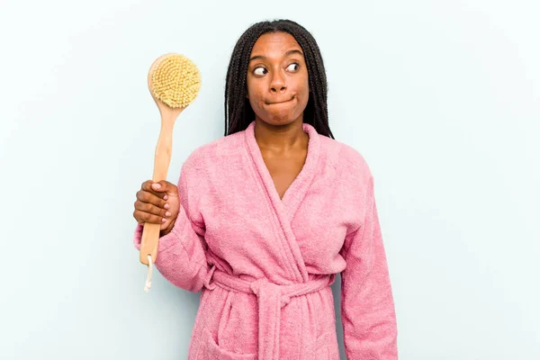 Ung Afroamerikansk Kvinna Håller Ett Badkar Borste Isolerad Blå Bakgrund — Stockfoto