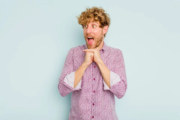 Young Caucasian Man Isolated Blue Background Keeps Hands Chin Looking — Stock Photo, Image