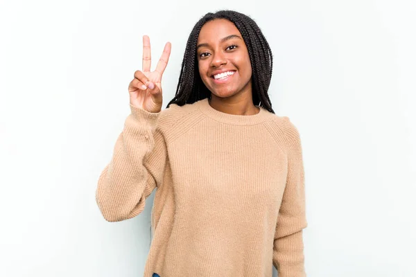 Jong Afrikaans Amerikaans Vrouw Geïsoleerd Witte Achtergrond Tonen Nummer Twee — Stockfoto