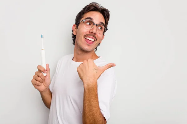 Ung Latinamerikansk Man Som Håller Elektrisk Tandborste Isolerad Vita Bakgrundspunkter — Stockfoto