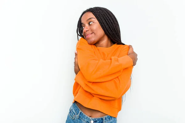 Jovem Afro Americana Isolada Abraços Fundo Branco Sorrindo Despreocupada Feliz — Fotografia de Stock