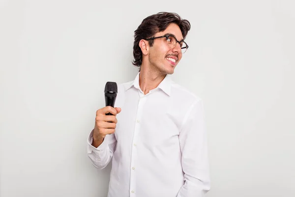 Jonge Spaanse Zanger Man Geïsoleerd Witte Achtergrond Kijkt Opzij Glimlachend — Stockfoto