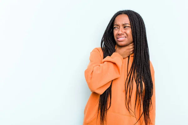 Junge Afroamerikanerin Mit Geflochtenen Haaren Auf Blauem Hintergrund Berührt Hinterkopf — Stockfoto