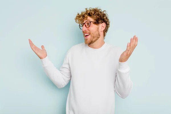 Joven Hombre Caucásico Aislado Sobre Fondo Azul Alegre Riendo Mucho — Foto de Stock