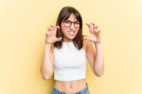 Mulher Branca Jovem Isolado Fundo Amarelo Mostrando Garras Imitando Gato — Fotografia de Stock