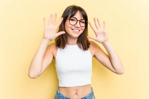 Young Caucasian Woman Isolated Yellow Background Showing Number Ten Hands — Stock Photo, Image