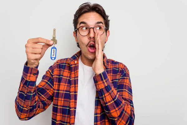 Jonge Spaanse Man Met Huissleutels Geïsoleerd Witte Achtergrond Zegt Een — Stockfoto