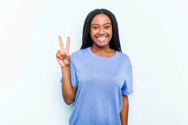 年轻的非洲裔美国女人 头发孤立在蓝色背景下 显示出胜利的迹象 面带微笑 — 图库照片