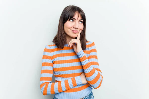 Young Caucasian Woman Isolated White Background Contemplating Planning Strategy Thinking — Stock Photo, Image