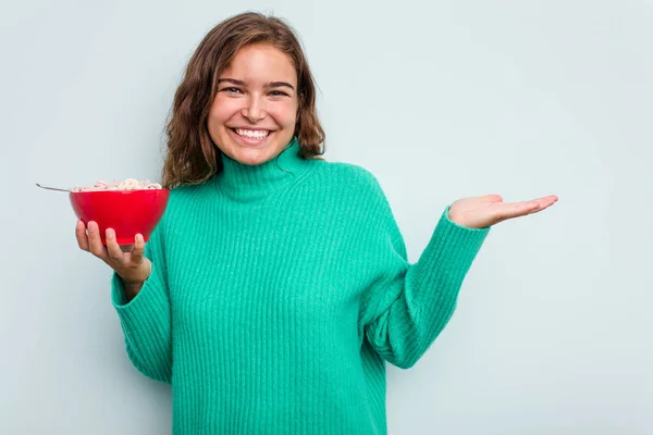 Giovane Donna Caucasica Che Tiene Una Ciotola Cereali Isolata Sfondo — Foto Stock