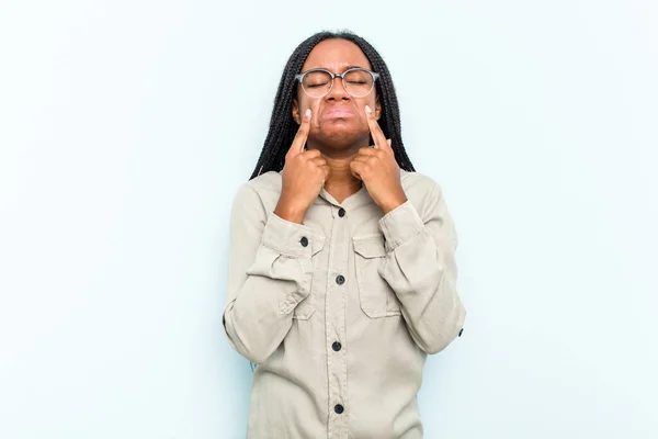 Junge Afroamerikanerin Mit Geflochtenen Haaren Auf Blauem Hintergrund Weinend Unglücklich — Stockfoto