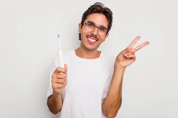 Ung Latinamerikansk Man Håller Elektrisk Tandborste Isolerad Vit Bakgrund Glad — Stockfoto