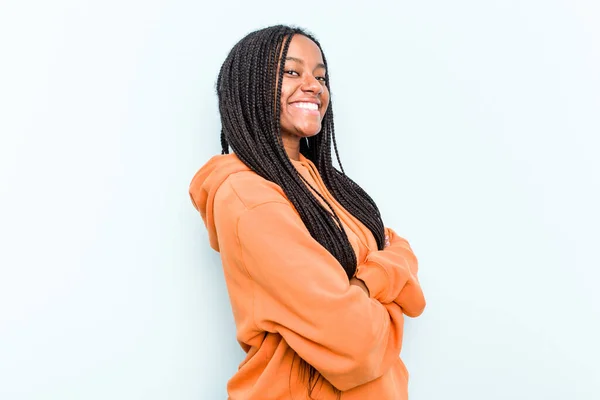 Νεαρή Αφροαμερικανή Γυναίκα Πλεξούδες Μαλλιά Απομονωμένα Μπλε Φόντο Χαρούμενη Χαμογελαστή — Φωτογραφία Αρχείου