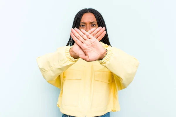 Joven Mujer Afroamericana Con Trenzas Aisladas Sobre Fondo Azul Haciendo — Foto de Stock