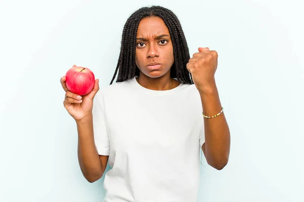 Ung Afroamerikansk Kvinna Som Håller Ett Äpple Isolerat Blå Bakgrund — Stockfoto