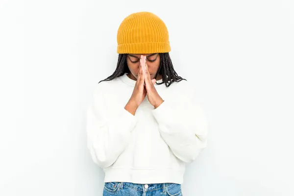 Jeune Femme Afro Américaine Isolée Sur Fond Blanc Priant Faisant — Photo