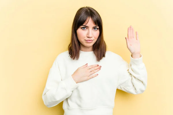 Jonge Blanke Vrouw Geïsoleerd Gele Achtergrond Het Nemen Van Een — Stockfoto