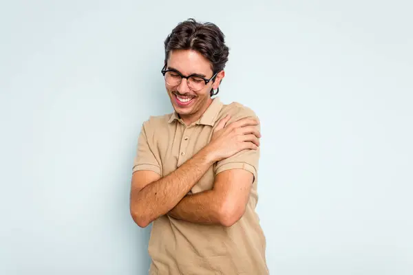 Mladý Hispánec Muž Izolované Modrém Pozadí Směje Baví — Stock fotografie