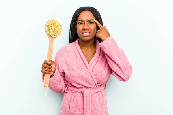 Giovane Donna Afroamericana Che Tiene Una Spazzola Bagno Isolata Sfondo — Foto Stock