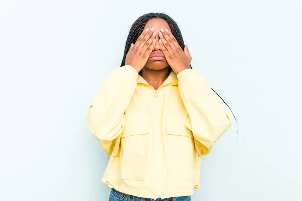 Fiatal Afro Amerikai Fonott Haj Elszigetelt Kék Háttér Félelem Eltakaró — Stock Fotó