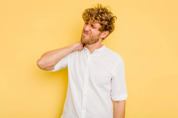 Hombre Joven Caucásico Aislado Sobre Fondo Amarillo Con Dolor Cuello — Foto de Stock