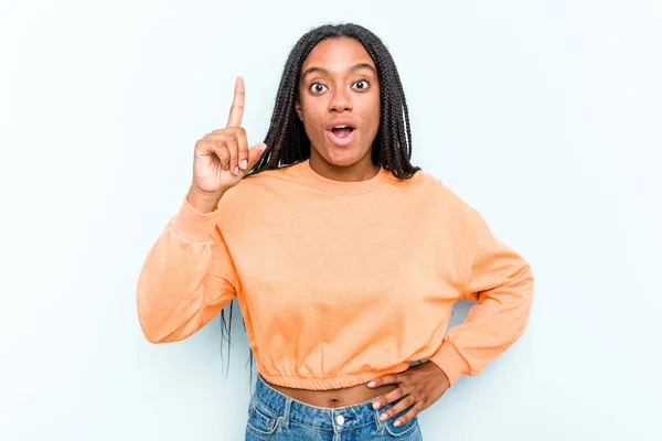 Jovem Afro Americana Com Tranças Cabelo Isolado Fundo Azul Ter — Fotografia de Stock