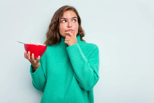 Mulher Caucasiana Jovem Segurando Uma Tigela Cereais Isolados Fundo Azul — Fotografia de Stock