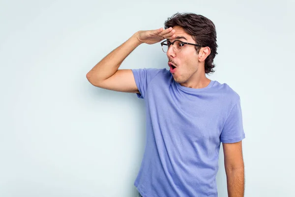 Young Hispanic Man Isolated Blue Background Looking Far Away Keeping — стоковое фото