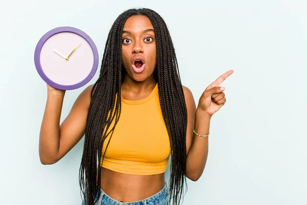 Junge Afroamerikanerin Mit Einer Uhr Auf Blauem Hintergrund Die Zur — Stockfoto