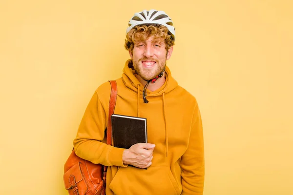 Młody Student Człowiek Noszenie Kask Rower Odizolowany Żółtym Tle Śmiech — Zdjęcie stockowe